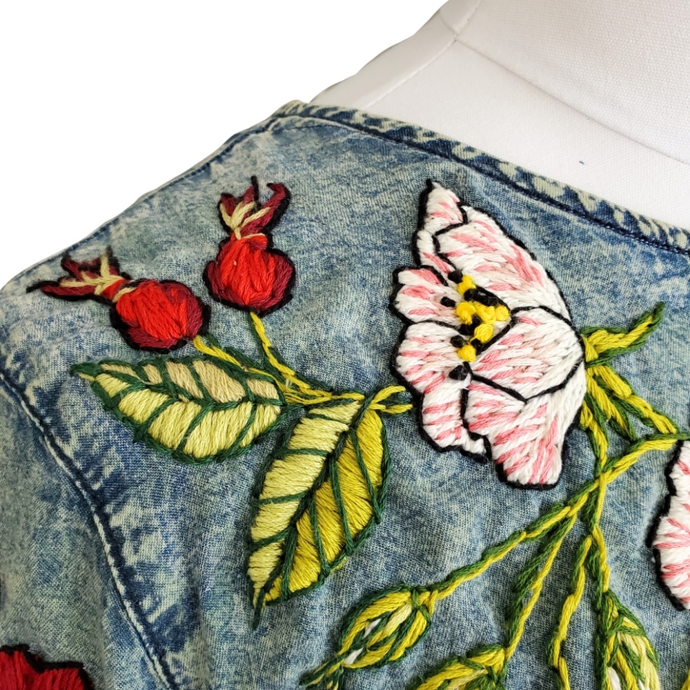 Embroidered Roses Denim Top Size M - Picture 12 of 16